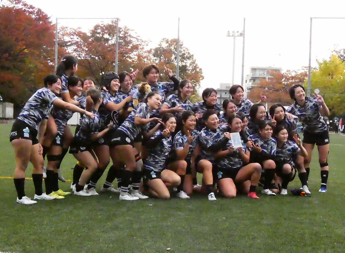 hapo09's tweet image. 11月8日、代々木公園ラグビー場。関東女子大会。モストインプレッシブプレーヤーに選ばれた #佐久間怜奈 選手をみんなでお祝い。#Pieces #自衛隊体育学校PTS