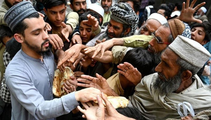 koolkopper's tweet image. توں کی جانے یار فریدہ! 
روٹی بندہ کھا جاندی اے۔