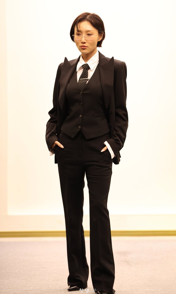 251019 화사 에버라인 대면 팬사인회

#화사 #HwaSa #마마무 #MAMAMOO