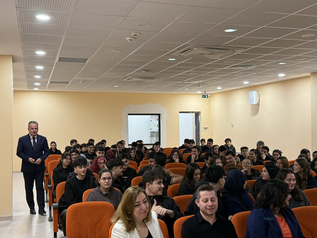 Güvenin ve huzurun yeri Beylikdüzü ilçemizde Çağrı Bey Anadolu Lisesi’ni ziyaret ederek öğrencilerimiz ile “Kariyer Buluşmaları,Tecrübe Paylaşımı” seminerinde bir araya geldik. Kıymetli öğretmenlerimiz ile de buluşup talep ve isteklerini dinledik.
