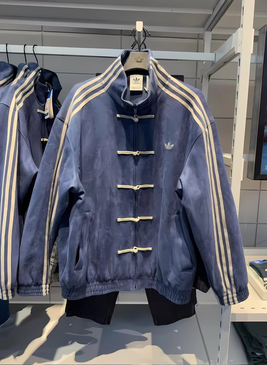 so in love with this adidas CNY jacket, it's chic and cute ❤️💙