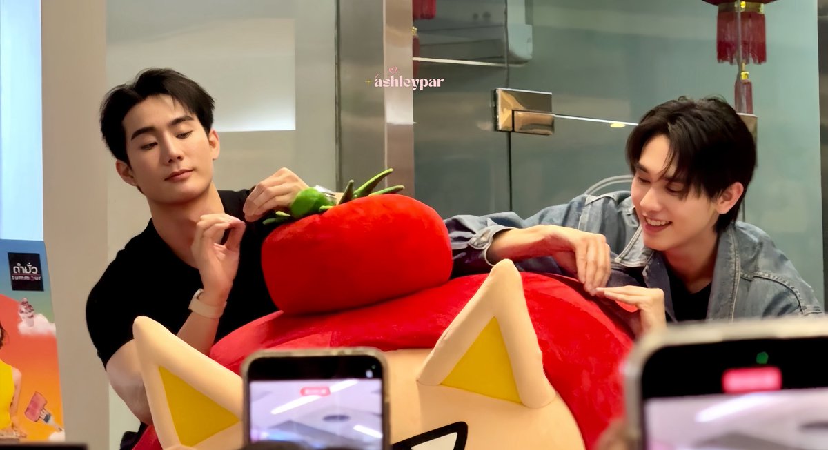 ashleypar's tweet image. ป๊าฟอสกับพ่อบุ๊คติดโบว์ให้มาฟ้อกด้วย เป็นครอบครัวที่น่ารักกันจริงๆ 🫶🏻✨

FORCEBOOK MOS PRESS 
#MelodyOfSecretsLIVE
#ฟอสบุ๊ค #ForceBook
#fforce_ #kasibook