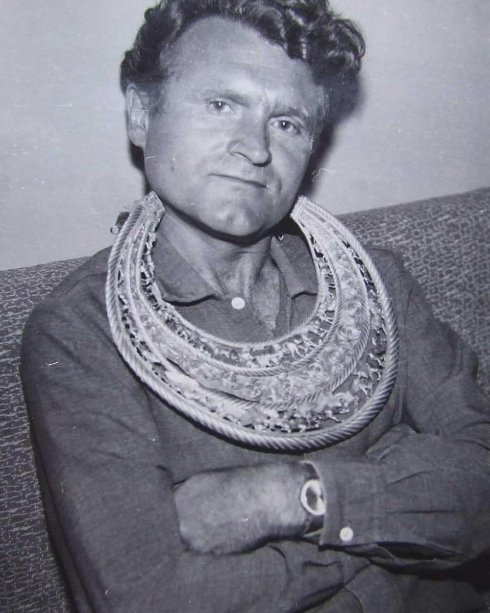 histories_arch's tweet image. Ukrainian archaeologist Borys Mozolevsky wearing the Scythian Golden Pectoral, a 4th Century BC solid gold neckpiece he discovered in 1971.

Mozolevsky discovered the artifact in the Tovsta Mohyla, an ancient Scythian burial mound in southern Ukraine. 

The pectoral is considered…
