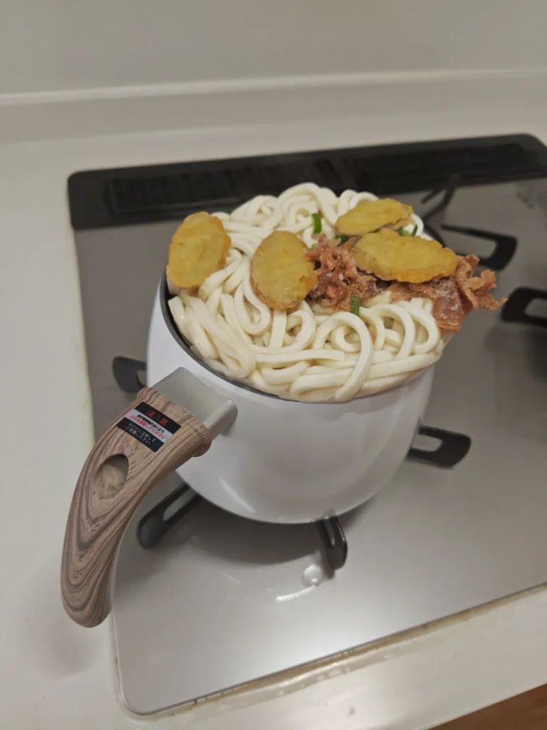 itm_nlab's tweet image. 「ねじ込む」というパワー系ライフハック

鍋からはみ出した冷凍うどん→もう無理かと思ったら、数秒後まさかの……「これが家事スキル」　思わぬ光景に「プロですね」
nlab.itmedia.co.jp/cont/articles/…