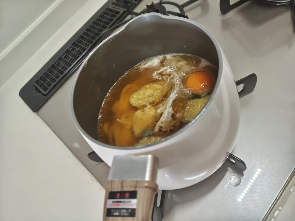 itm_nlab's tweet image. 「ねじ込む」というパワー系ライフハック

鍋からはみ出した冷凍うどん→もう無理かと思ったら、数秒後まさかの……「これが家事スキル」　思わぬ光景に「プロですね」
nlab.itmedia.co.jp/cont/articles/…