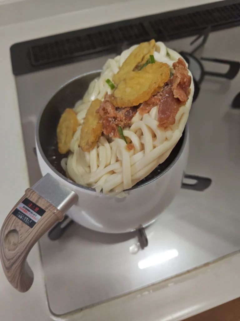 itm_nlab's tweet image. 「ねじ込む」というパワー系ライフハック

鍋からはみ出した冷凍うどん→もう無理かと思ったら、数秒後まさかの……「これが家事スキル」　思わぬ光景に「プロですね」
nlab.itmedia.co.jp/cont/articles/…