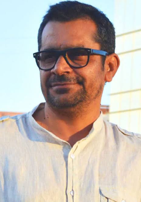 sauravyadav1133's tweet image. इस साल एक फिल्म और एक बेवसीरीज ऐसी आई जिन्हें देखकर हैरानी हुई और मन में ख्याल आया कि ये कौन सहासी डायरेक्टर है जो इस समय भी इस तरह का सिनेमा बना रहा है❓
फिल्म थी Jolly LLB 3 और सीरीज थी हुमा कुरैशी की Maharani का चौथा सीजन।
इन दोनों का डायरेक्टर खोजा तो पता चला कि ये सुभाष कपूर…