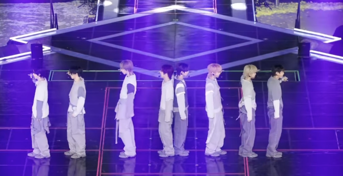 Mizzzy29's tweet image. HOLLLLDDD ORRNNN..

WHY DID I JUST SEE THIS NOW??

THE CONNECTING STAGE ON #KGMA WAS ALMOST LIKE THE LOGO OF #AHOF @AHOF_official 

WHEW