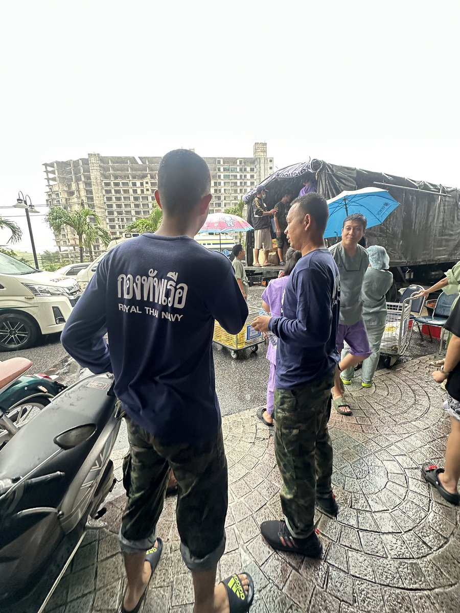 junepopo29's tweet image. เวลา 17:30น ส่งคนไข้ออกจากโรงพยาบาลจนหมด ฉันทำหน้าที่พยาบาลอย่างดีที่สุดแล้ว ฉันจะได้กลับบ้านแล้ว 

 #น้ําท่วมหาดใหญ่