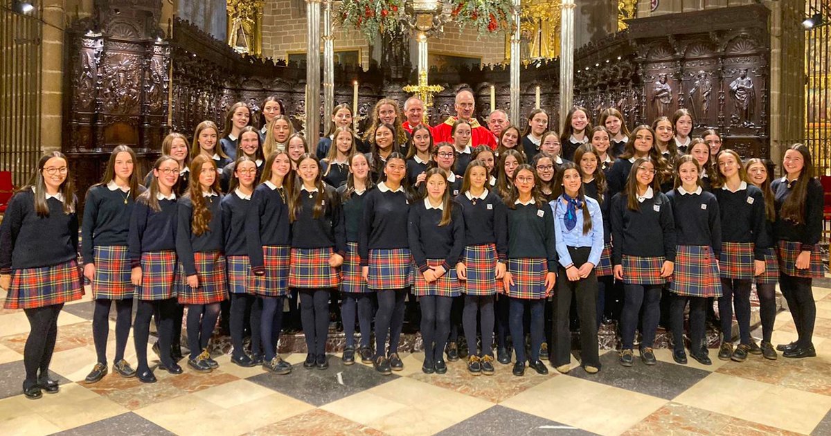Más de 100 alumnos del colegio han recibido el sacramento de la confirmación en la Catedral de Pamplona.
