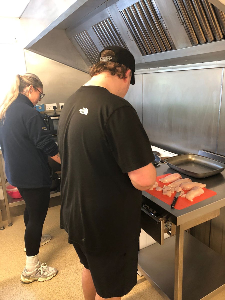 KeyCommunityNE's tweet image. Move over, MasterChef! 🍳 Our weekly cookery sessions are proving a big hit! Young people are jumping in, learning new skills, and loving every minute. 

#KeyCommunity #YouthEmpowerment #LifeSkills #ClientEngagement #Inclusion #CommunityConnections #FunLearning #Teamwork