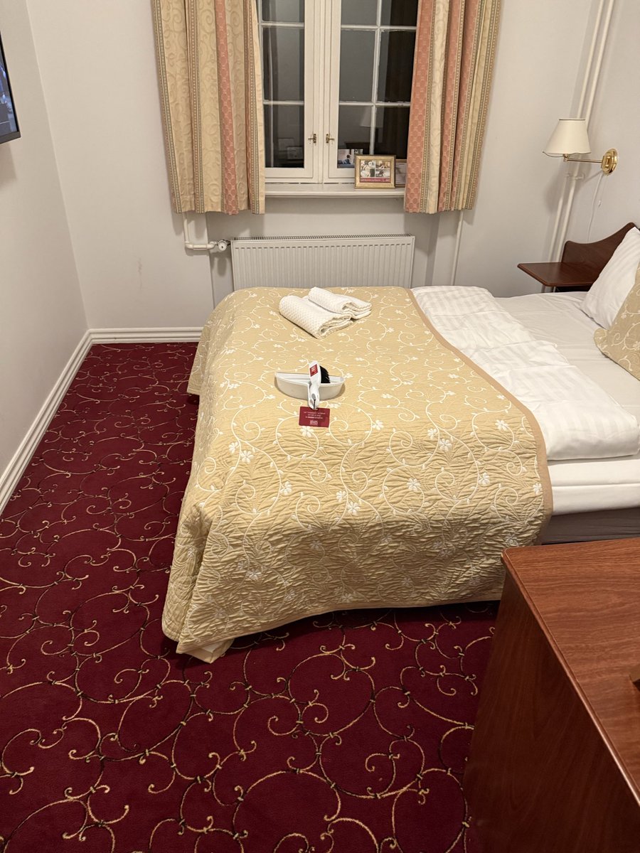 drpratikc's tweet image. Rather perplexed to see a dustpan on my bed in a hotel last week … what is the correct reaction to this? @MadderJules @WilmotEmma
