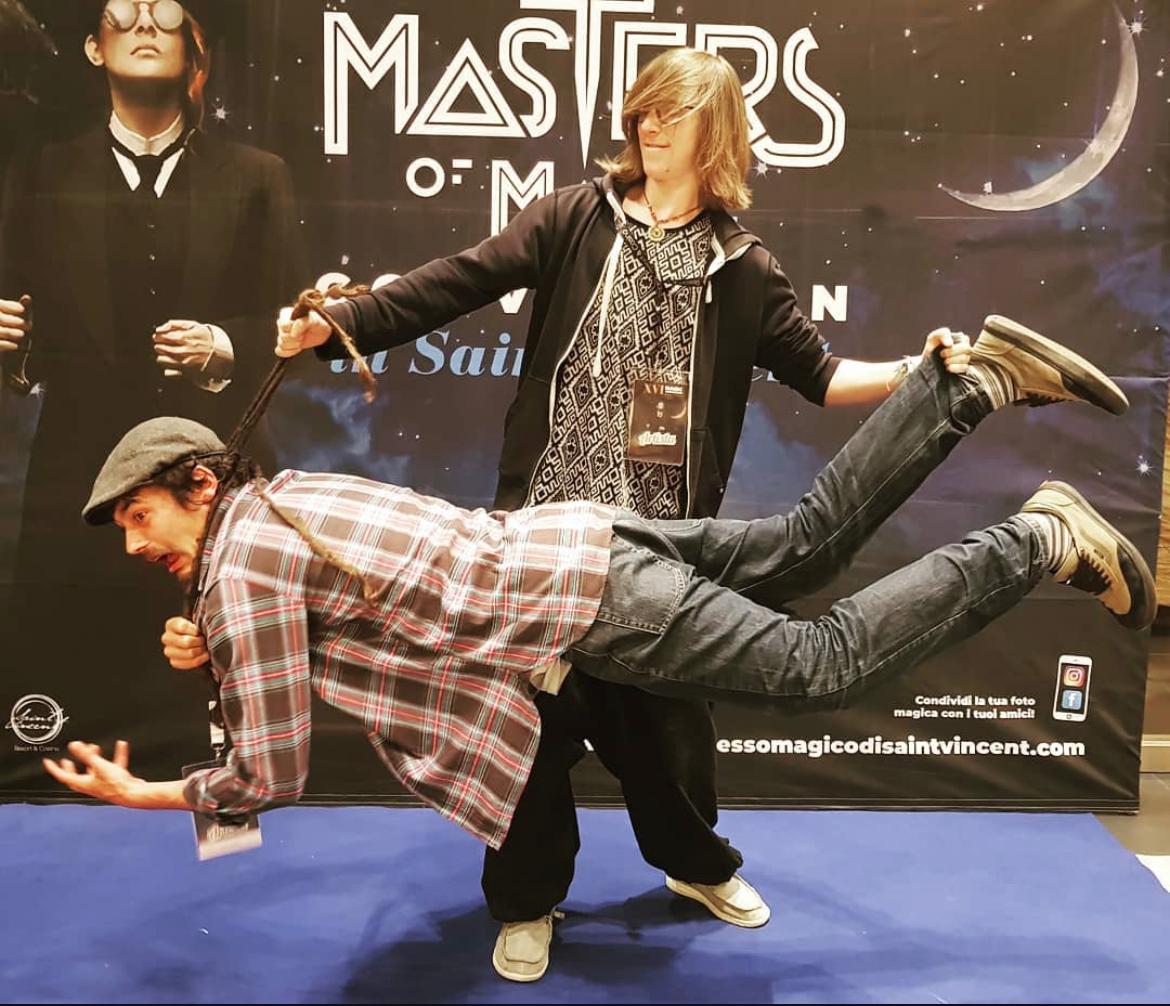 En el nº9 de Maese Coral Rubi Férez relata cómo Mario López ha influido profundamente en él y la última generación de magos. Para Rubi su magia, sincera y humana, transforma lo cotidiano en poesía, lo simple en prodigio. Puedes conseguir la revista en maesecoral.com