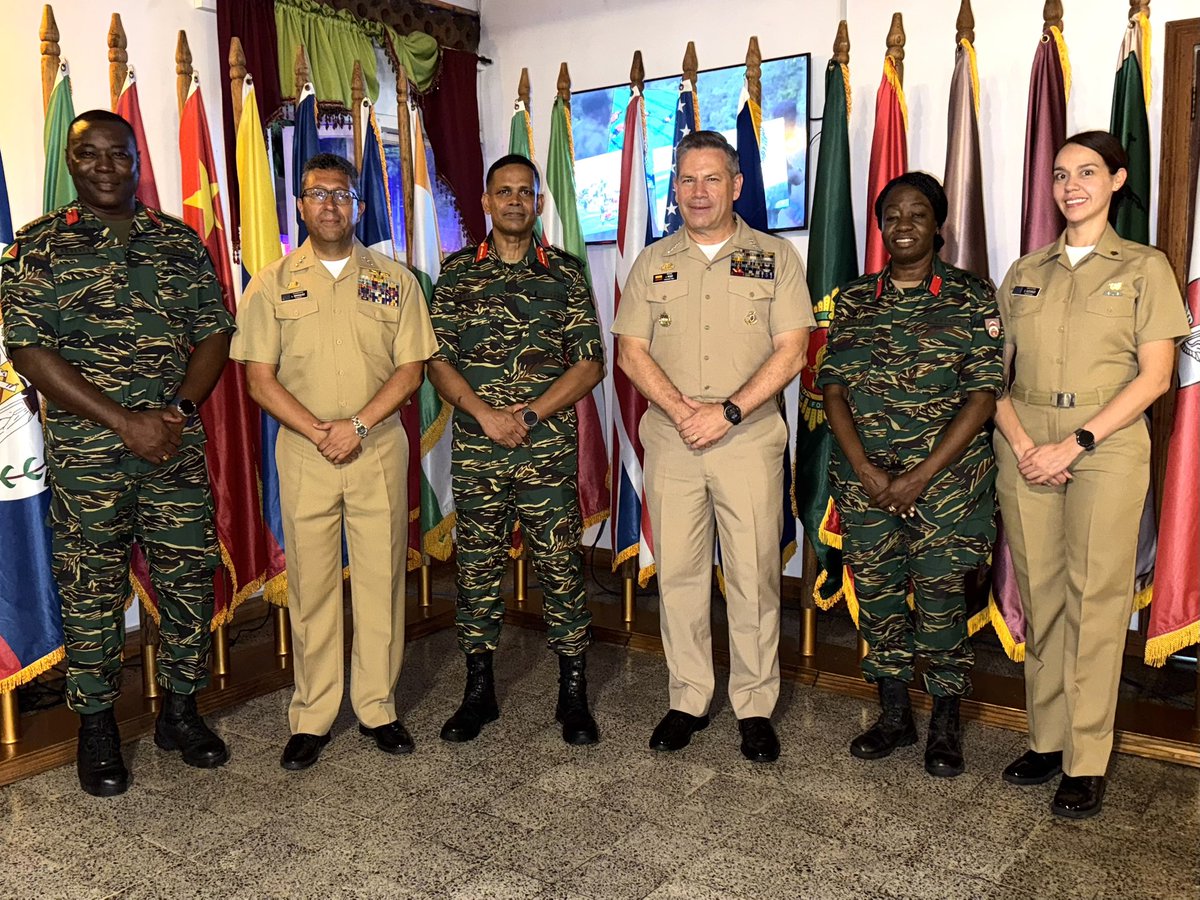 COMANDANTE_ARC's tweet photo. La @ArmadaColombia participó en el Military Partners Day 2025, acompañando la celebración de los 60 años de la Fuerza de Defensa de Guyana en #Georgetown. 

Seguimos fortaleciendo la cooperación internacional, la confianza, la interoperabilidad y el trabajo conjunto por la seguridad regional, que nos permitirá seguir enfrentando el crimen organizado trasnacional en el Caribe. 🇨🇴🤝🇬🇾