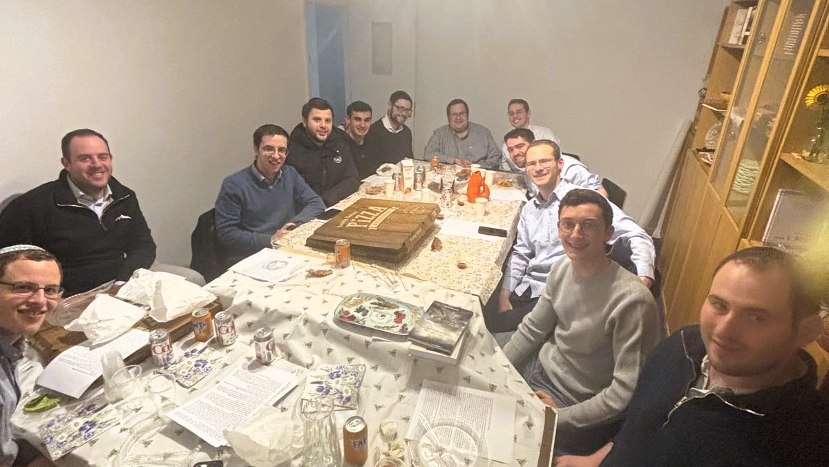 Gush Overseas Alumni Coordinator, Rav Yonatan Shai Freedman <a href="/YSFreedman/">Yonatan Shai Freedman</a> 
giving shiur to Gush Alumni in London!
#still_gushing