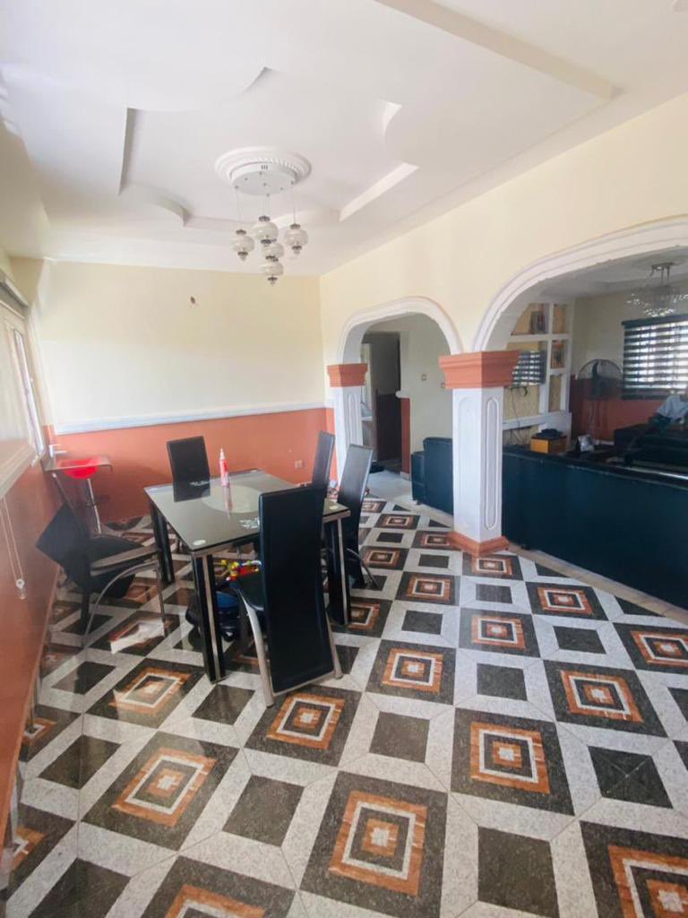 TaoFeek182's tweet image. Please, TwitterNG help me sell this house!! 🙏🏽

3bedroom bungalow 
2min drive off tarred to main road 
5min drive from the house to papalantoro car park 
Built on a full plot of land 60by 120
4toilet 
Developed neighborhood.
Fully pop with tiles 

Asking price: 28M 

Please RT 🙏🏽