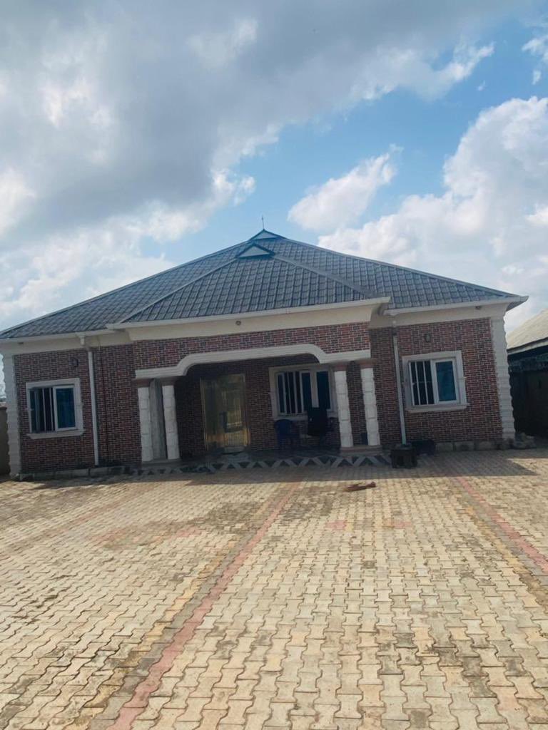 TaoFeek182's tweet image. Please, TwitterNG help me sell this house!! 🙏🏽

3bedroom bungalow 
2min drive off tarred to main road 
5min drive from the house to papalantoro car park 
Built on a full plot of land 60by 120
4toilet 
Developed neighborhood.
Fully pop with tiles 

Asking price: 28M 

Please RT 🙏🏽