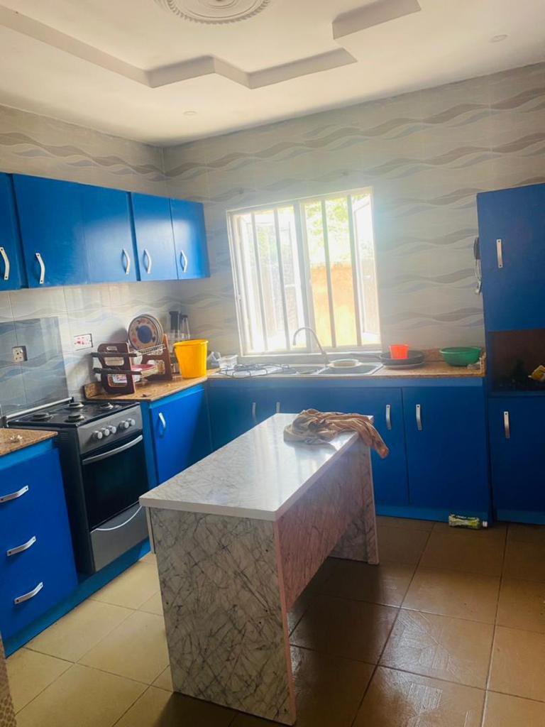 TaoFeek182's tweet image. Please, TwitterNG help me sell this house!! 🙏🏽

3bedroom bungalow 
2min drive off tarred to main road 
5min drive from the house to papalantoro car park 
Built on a full plot of land 60by 120
4toilet 
Developed neighborhood.
Fully pop with tiles 

Asking price: 28M 

Please RT 🙏🏽