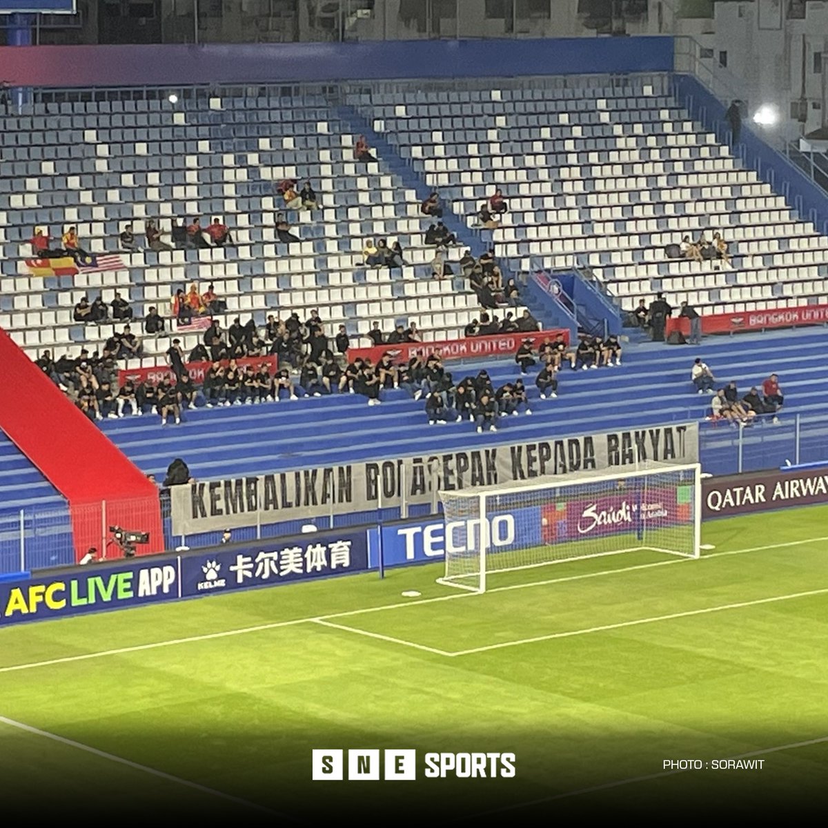 SNE_Sports's tweet photo. 'Give back Football to people' Banner shown again at Pathum Thani Stadium (Now keep banner already)
📷 : Sorawit/SNE Sports
#ACLTwo #BNYvSEL #SFC #UltraSel
#SNESports
#LifeTelco https://t.co/qonPhwyuCa