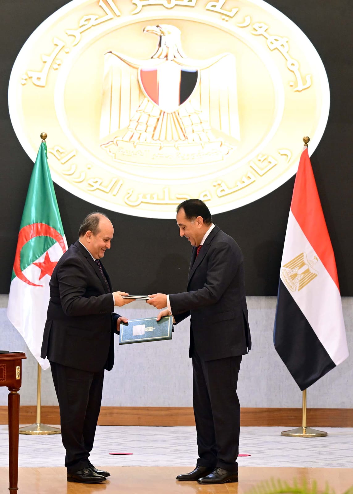 بوابة الوفد| رئيس الوزراء والوزير الأول للجزائر يشهدان توقيع عدة وثائق تعزز التعاون الثنائي 