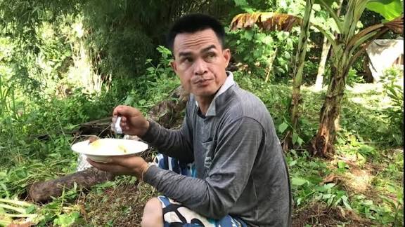 เวลาถ่ายรูปคุซากะนึกขึ้นได้ว่าเหมือนอารมณ์ได้แรงบันดาลใจมาจาก ลุงพลตอนไปกินข้าว หรือเปล่าน่ะ?