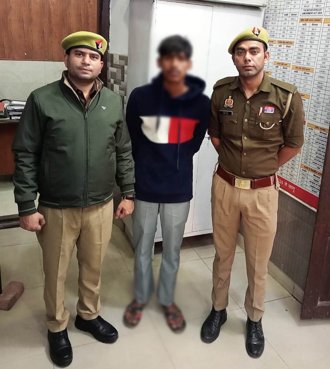 moradabadpolice's tweet image. #SSP @moradabadpolice के निर्देशन में, 
➡️चोरी करने के आरोपी को किया गिरफ्तार, थाना ठाकुरद्वारा ।
➡️अवैध तमंचा के साथ आरोपी गिरफ्तार, थाना ठाकुरद्वारा ।
➡️ नाबालिग को बहला फुसलाकर भगा ले जाने के आरोपी को थाना कोतवाली पुलिस ने किया गिरफ्तार ।