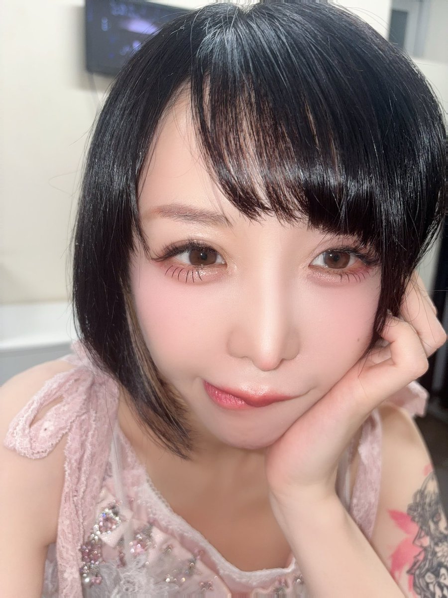 oomoriseiko's tweet image. 冬にエアコンの部屋でめっちゃ夏の服着るのがすき
お風呂のアイスももちろん大好き