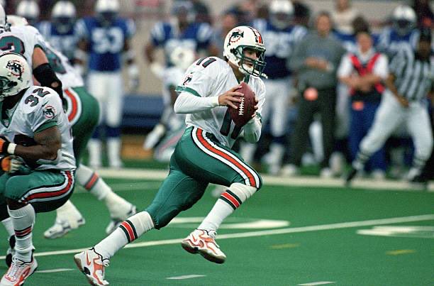 On this day 25 years ago, backup quarterback Damon Huard engineered an 83-yard game-winning drive, throwing the go-ahead touchdown to Oronde Gadsden with 1:10 remaining as the Miami Dolphins rallied past the Indianapolis Colts, 17-14: tinyurl.com/t8ympwxn #PhinsUp