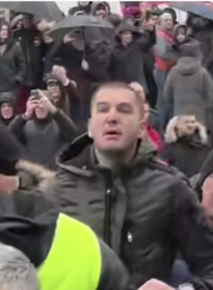 Zbog čega Boban Ćurčić, zaposleni u GrO Barajevo, nije na svom radnom mestu danas nego učestvuje u napadu na narodne poslanike ispred zgrade Skupštine?