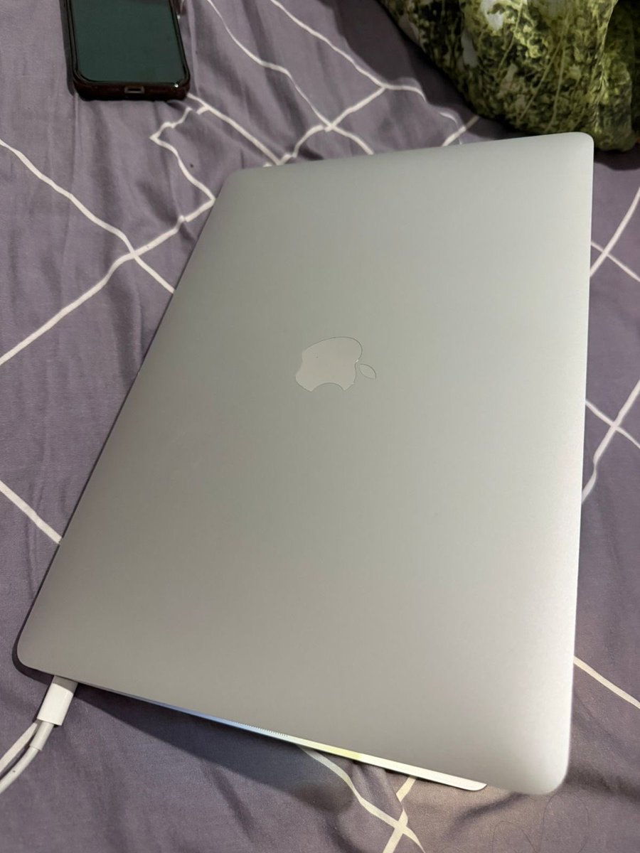 fadlynvriady's tweet photo. For Sale :

Macbook Air Retina i3 2020
8/256
Lengkap
Mulus
CC dikit banget soalnya jarang dipake.

Harga boleh DM
COD area Sarinah, Depok, Bogor Kota

Izin tolong bantu RT @bhaguz_403  terimakasih 🙏🏻 https://t.co/proHTCNNDl
