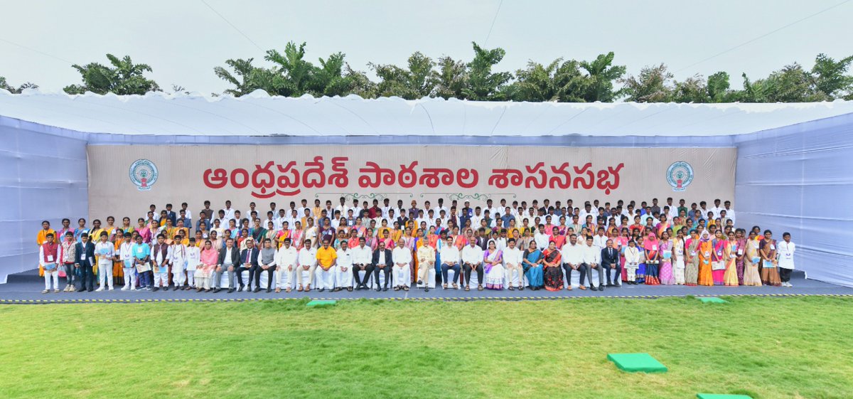 cbn_updates1's tweet image. రాజ్యాంగ దినోత్సవం (సంవిధాన్ దివస్) సందర్భంగా అసెంబ్లీ ప్రాంగణంలో విద్యార్థులతో నిర్వహించిన మాక్ అసెంబ్లీ కార్యక్రమంలో గౌరవ ముఖ్యమంత్రి శ్రీ నారా చంద్రబాబునాయుడు నేడు పాల్గొన్నారు. #ConstitutionDay 
#MockAssemblyInAP 
#AndhraPradesh