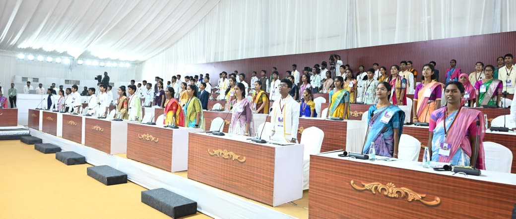 cbn_updates1's tweet image. రాజ్యాంగ దినోత్సవం (సంవిధాన్ దివస్) సందర్భంగా అసెంబ్లీ ప్రాంగణంలో విద్యార్థులతో నిర్వహించిన మాక్ అసెంబ్లీ కార్యక్రమంలో గౌరవ ముఖ్యమంత్రి శ్రీ నారా చంద్రబాబునాయుడు నేడు పాల్గొన్నారు. #ConstitutionDay 
#MockAssemblyInAP 
#AndhraPradesh