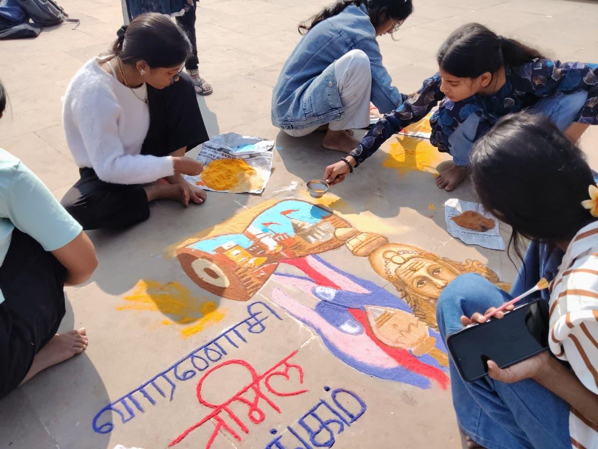 bhu_updates's tweet image. As part of the Kashi Tamil Sangamam 4.0 pre-event activities, a Rangoli Competition was held at Assi Ghat, Varanasi, on November 25. More than 50 students from various institutions took part in the competition. 

#KashiTamilSangamam #CreativeExpression #KTS4 #Kashi