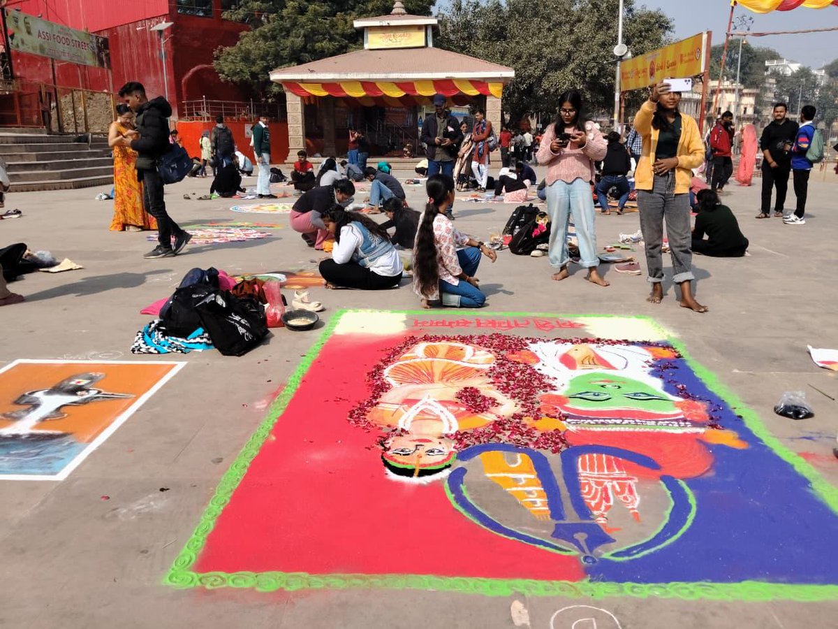 bhu_updates's tweet image. As part of the Kashi Tamil Sangamam 4.0 pre-event activities, a Rangoli Competition was held at Assi Ghat, Varanasi, on November 25. More than 50 students from various institutions took part in the competition. 

#KashiTamilSangamam #CreativeExpression #KTS4 #Kashi