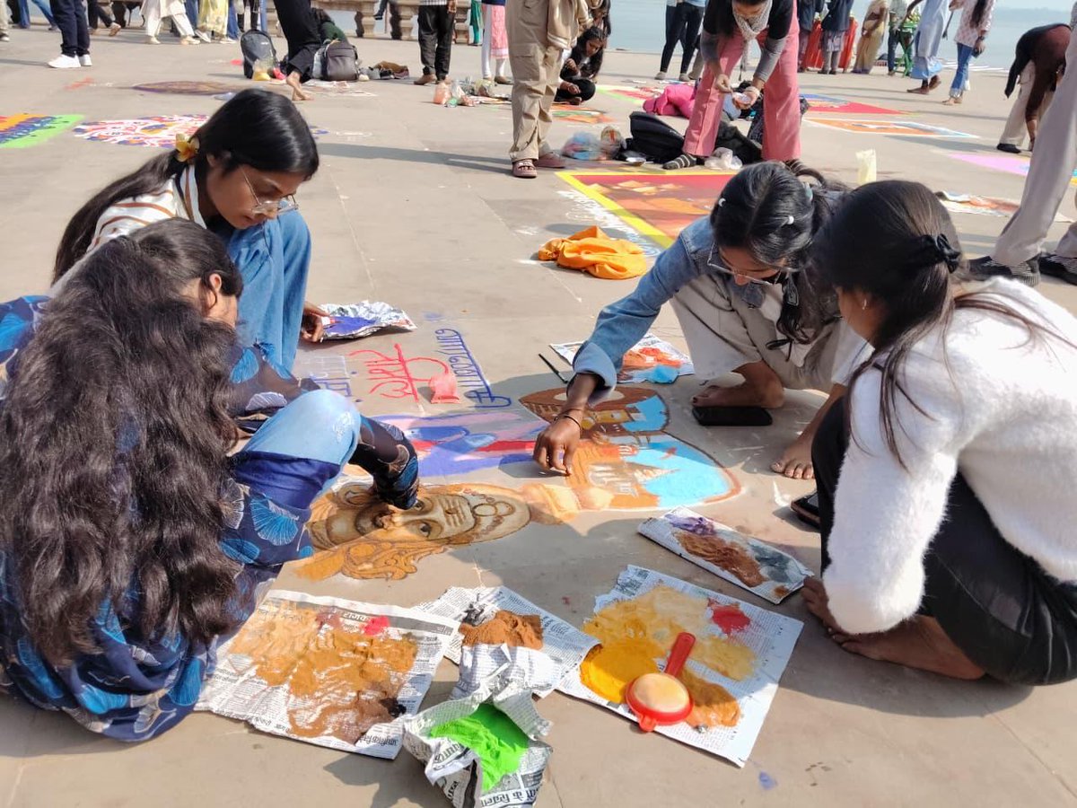 bhu_updates's tweet image. As part of the Kashi Tamil Sangamam 4.0 pre-event activities, a Rangoli Competition was held at Assi Ghat, Varanasi, on November 25. More than 50 students from various institutions took part in the competition. 

#KashiTamilSangamam #CreativeExpression #KTS4 #Kashi