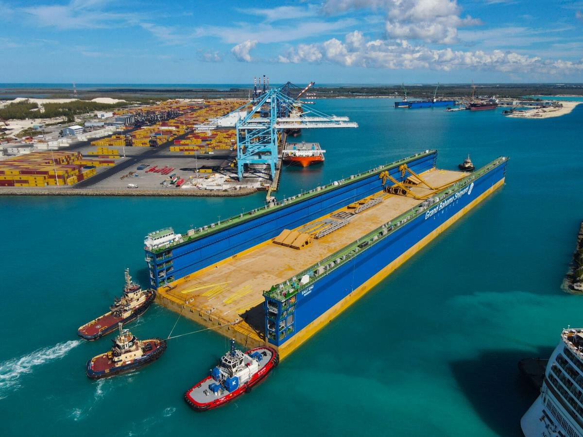 caribbeannewsuk's tweet image. #BAHAMAS: Grand Bahama Shipyard Limited (GBSL) has received a floating dry dock capable of lifting 93,000 tons, called the “East End”, which is the first of two floating dry docks that will allow the shipyard to carry out repairs on some of the largest vessels in the world.