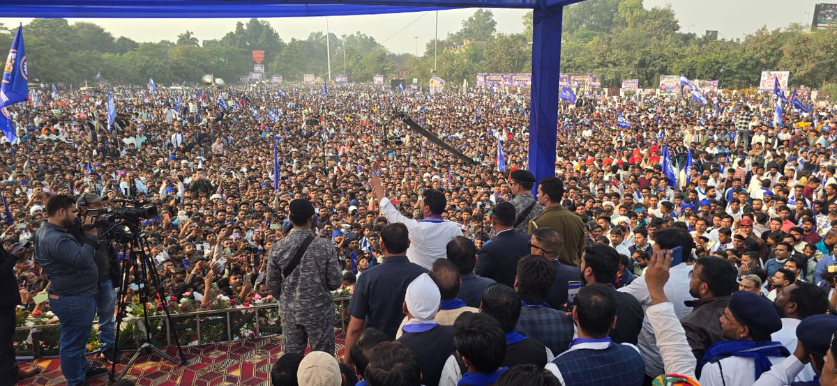 BhimArmyChief's tweet image. मुज़फ्फरनगर की धरती आज गवाह बनी—जब लाखों संविधानवादियों ने एक स्वर में: “संविधान की शपथ ली।”

आज संविधान दिवस के पर आयोजित “संविधान बचाओ,भाईचारा बनाओ महारैली” को ऐतिहासिक बनाने वाले हर साथी, हर पदाधिकारी, हर छात्र, हर माता-बहन, हर वरिष्ठ नागरिक और हर कार्यकर्ता को हृदय से आभार।…