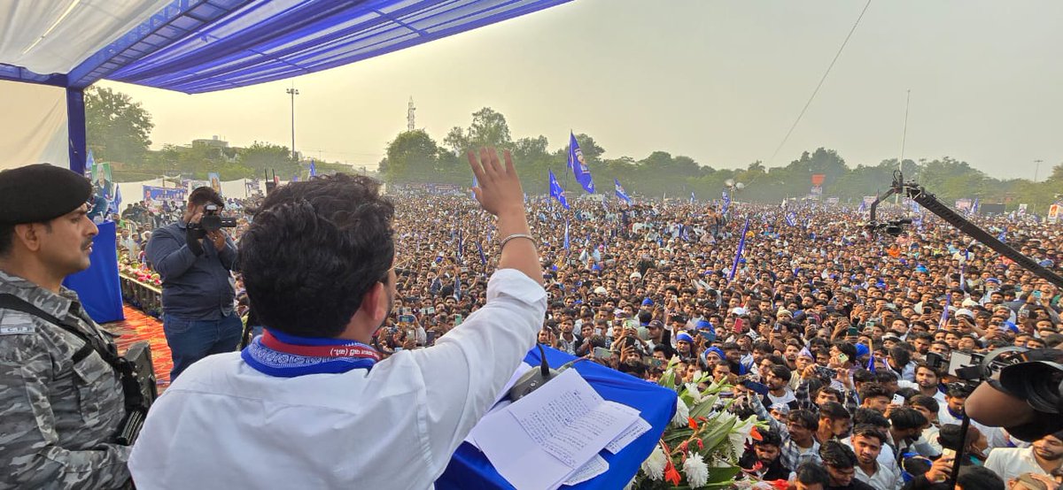 BhimArmyChief's tweet image. मुज़फ्फरनगर की धरती आज गवाह बनी—जब लाखों संविधानवादियों ने एक स्वर में: “संविधान की शपथ ली।”

आज संविधान दिवस के पर आयोजित “संविधान बचाओ,भाईचारा बनाओ महारैली” को ऐतिहासिक बनाने वाले हर साथी, हर पदाधिकारी, हर छात्र, हर माता-बहन, हर वरिष्ठ नागरिक और हर कार्यकर्ता को हृदय से आभार।…