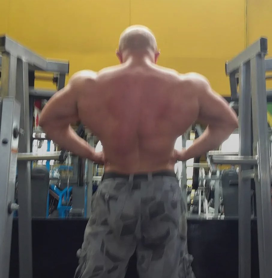 2 weeks out vs a random gym shot.

45 lbs difference. Different angle.

That’s the illusion of ‘size’ a lot of us show off while bulking.

To all the delusional Erics out there:

Strip down to 7–8% body fat, take full-body shots, front and rear, 
and see what’s really there…