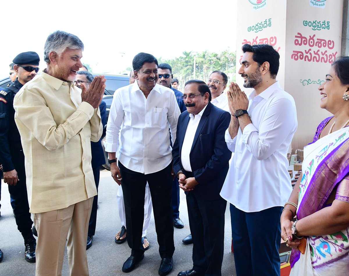 Lokeshforpeople's tweet image. On #ConstitutionDay, I had the privilege of interacting with our bright young students at the Assembly. The future of our democracy rests in their capable hands. #MockAssemblyInAP