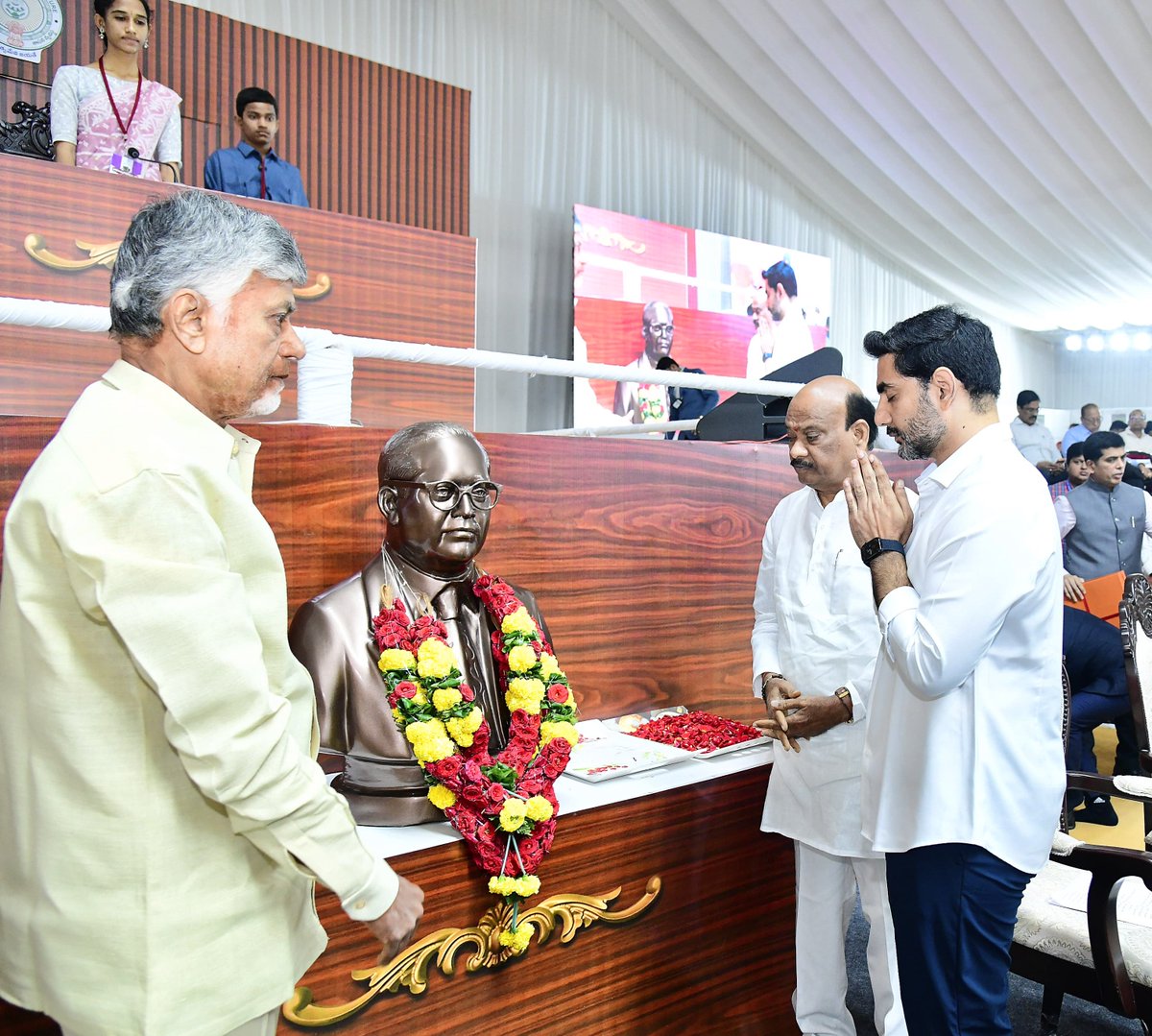 Lokeshforpeople's tweet image. On #ConstitutionDay, I had the privilege of interacting with our bright young students at the Assembly. The future of our democracy rests in their capable hands. #MockAssemblyInAP
