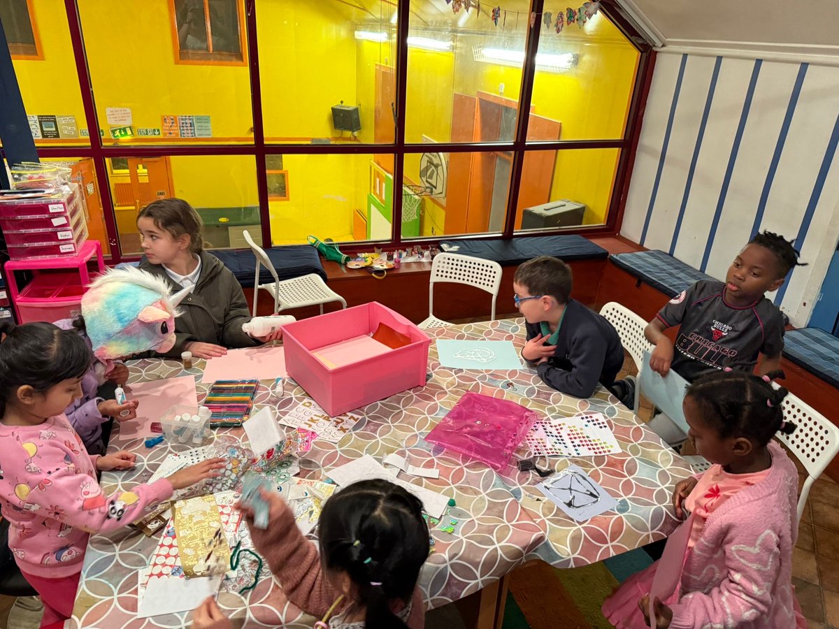 Juniors🫧

FUN session playing a game with ball pit balls , scavenger hunt , art/ crafts &amp; xbox💚

Happy Birthday to Alex - wonderful group leader🎈

#youthwork #play #fun #friendships