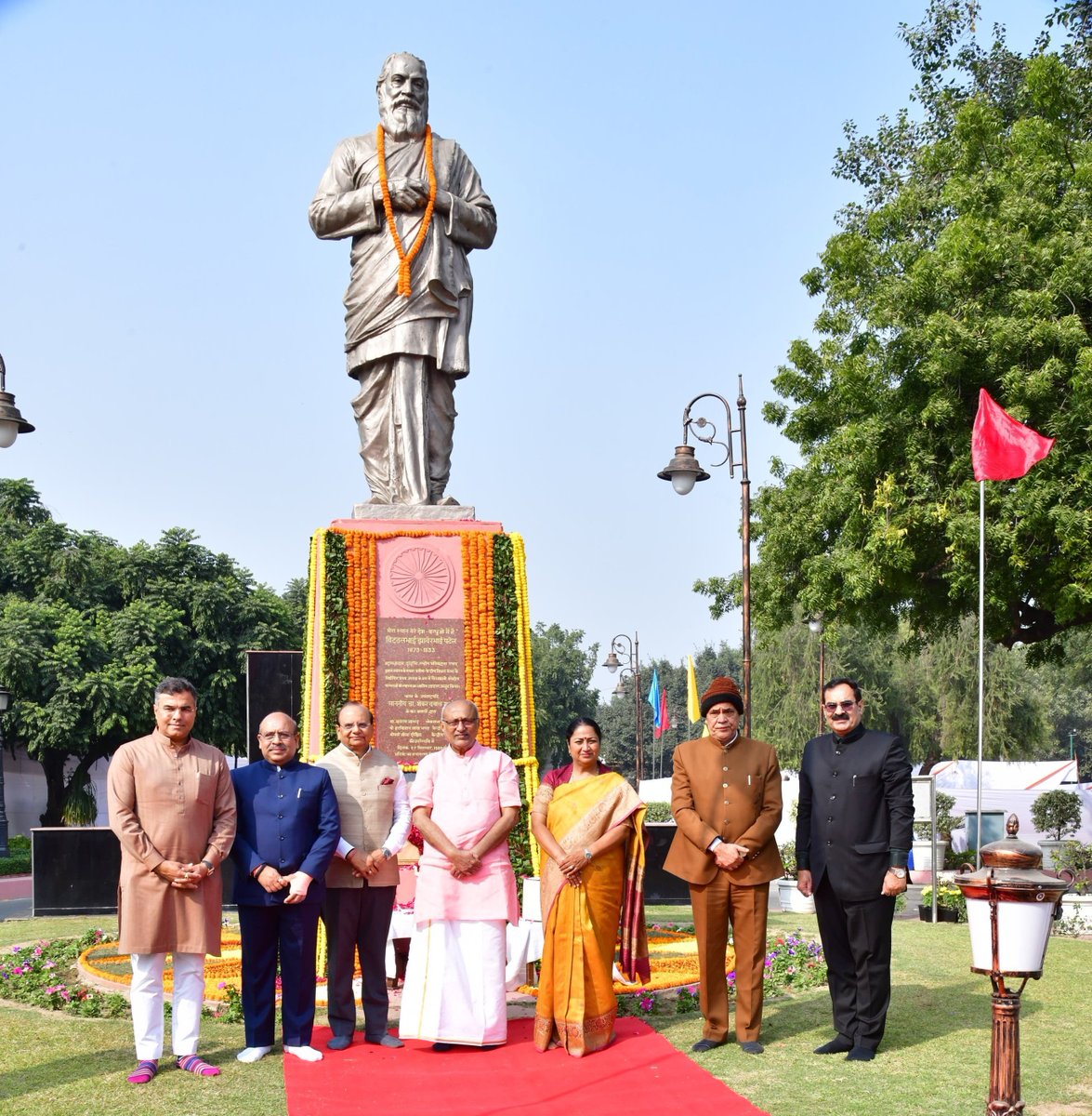 Gupta_vijender's tweet image. आज दिल्ली विधानसभा में आयोजित संविधान दिवस समारोह में माननीय उपराष्ट्रपति श्री सी. पी. राधाकृष्णन जी और दिल्ली के माननीय उपराज्यपाल श्री विनय कुमार सक्सेना जी की गरिमामयी उपस्थिति रही।  

इस विशेष अवसर पर भारत के संसदीय इतिहास एवं केन्द्रीय विधान सभा के प्रथम भारतीय अध्यक्ष वीर…