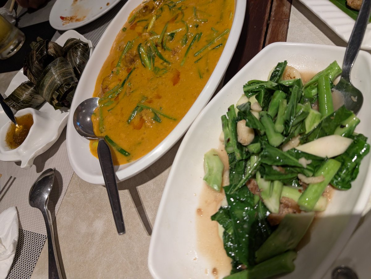 EthanHunt293's tweet photo. 会食は、日本人人気のタイ料理店🇹🇭
久しぶりの訪問ですが、コチラのプーパッポンカリーとガイポーマイタイがやっぱり好きです😋
全体的にしっかりした味付けで、写ってるのは全部辛くないです、衛生面も安心です！
ソイ49のトンクルアンさん、オススメです👍️

#バンコク
#タイ料理
#トンクルアン https://t.co/CeTOsxh8S5