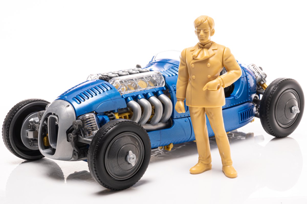 ファインモールドのゴリアテ付属の1/20 ムスカ大佐が、エレキットのレトロフォーミュラにジャストすぎて笑っている。どちらも塗って楽しもうー。