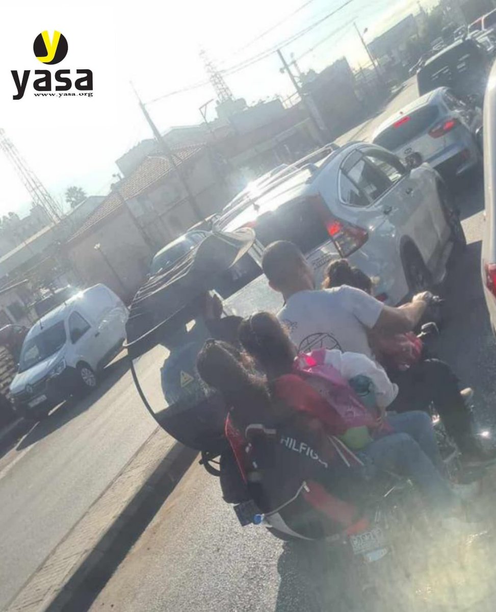 yasalebanon's tweet image. 🚨 الدكوانة
مشهد صادم: دراجة نارية عليها تلاميذ وعم تمشي بين السيارات كأنو الطريق إلها!
ثانية واحدة كافية تتحوّل لفاجعة… ومن المسؤول؟

اليازا تدعو للتحرّك فوراً ومنع نقل التلاميذ على الدراجات قبل ما نخسر أرواح بريئة.
#YASA #الدكوانة #سلامة_الاطفال #سلامة_مرورية