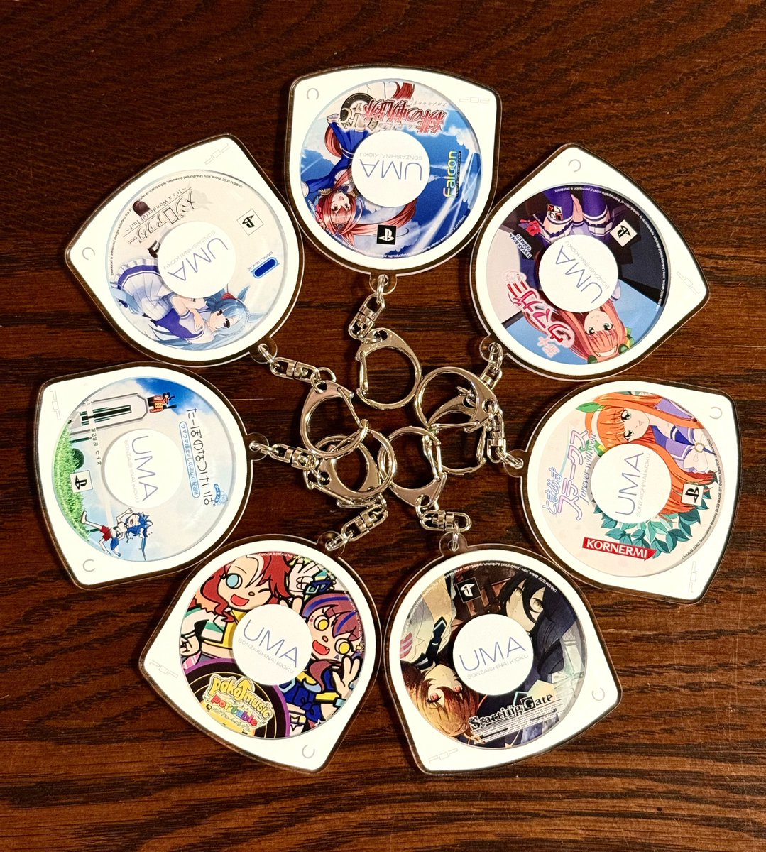 残り少ないのもありますが、冬コミでも某ディスク風アクキーを出します。前回無くなってしまった「たぼなつ」と「スタゲ」も再販予定です。
