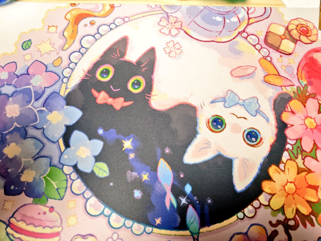 CHIu_pcg's tweet image. 今更ながらゲムマの戦利品！
つるたさや先生のしかけ絵本とプレイマット！
プレマは上下どちらから見ても可愛い猫ちゃんのイラストなので、対戦相手から見ても可愛い状態なのがとっても良い✨
絵本も気になってたので購入できて良かった～

スペースでは気さくに話しかけていただき嬉しかったです✨