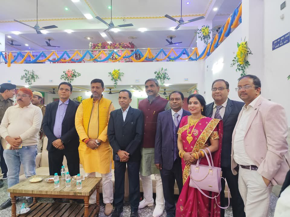 पटना सिटी के भानू बैंक्वेट हॉल में एवं शहदारा निवासी अधिवक्ता राजेंद्र प्रसाद जी के आवास पर मांगलिक कार्यक्रम में शामिल होकर शुभकामनायें प्रेषित किया।