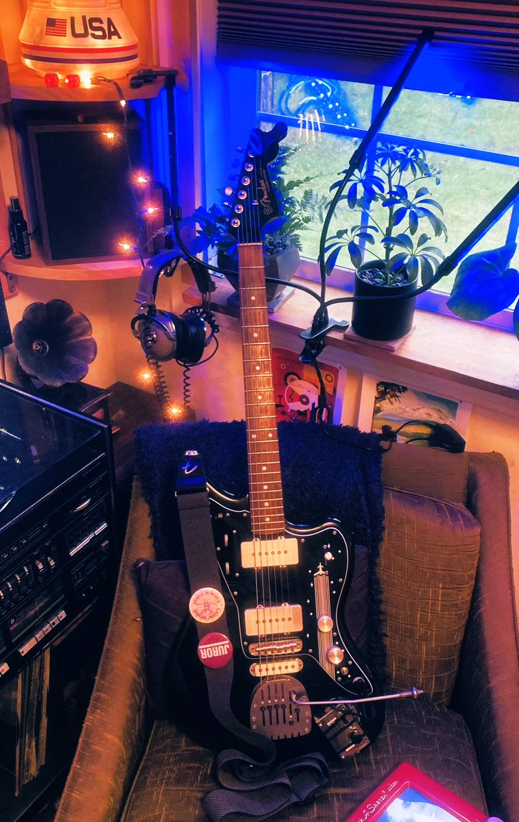 namracka's tweet image. heavily-modded #Fender #Jazzmaster

Kahler tremolo, P-90 neck, Strat middle, humbucker bridge (rail-style single-coil sized), custom routing, custom pickguard, deleted rhythm circuit, extra switches, black headstock, Roland GK MIDI controller

reddit.com/r/offset/comme…

#Offset